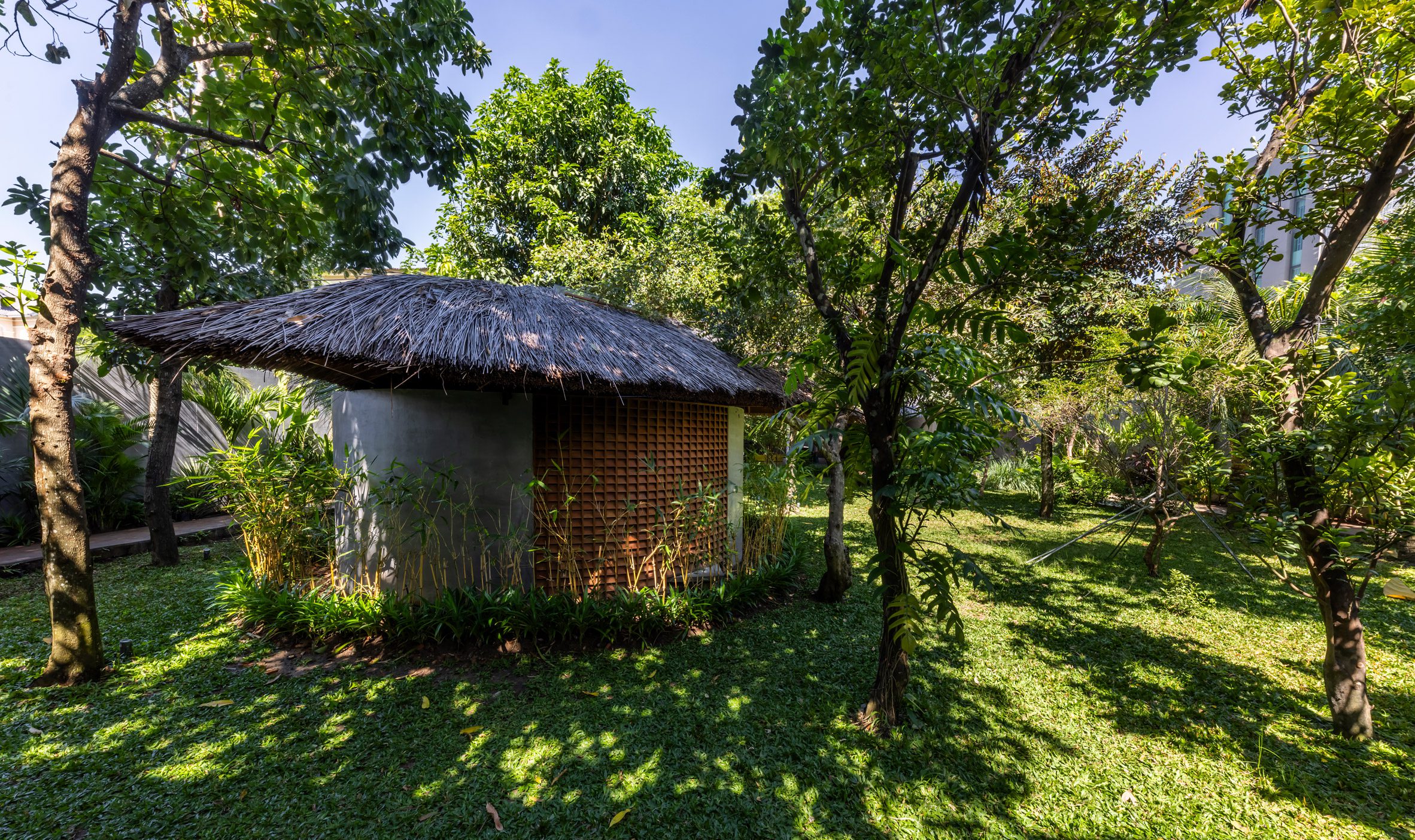 Bathroom outside Thu House by Kientruc O