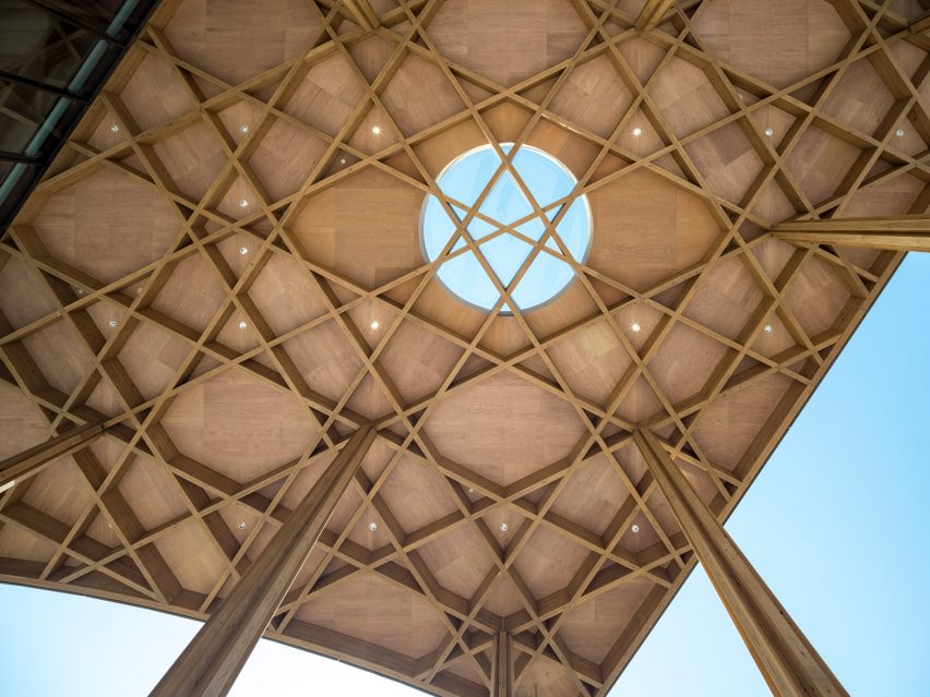 Structure de toiture en bois entrecroisée