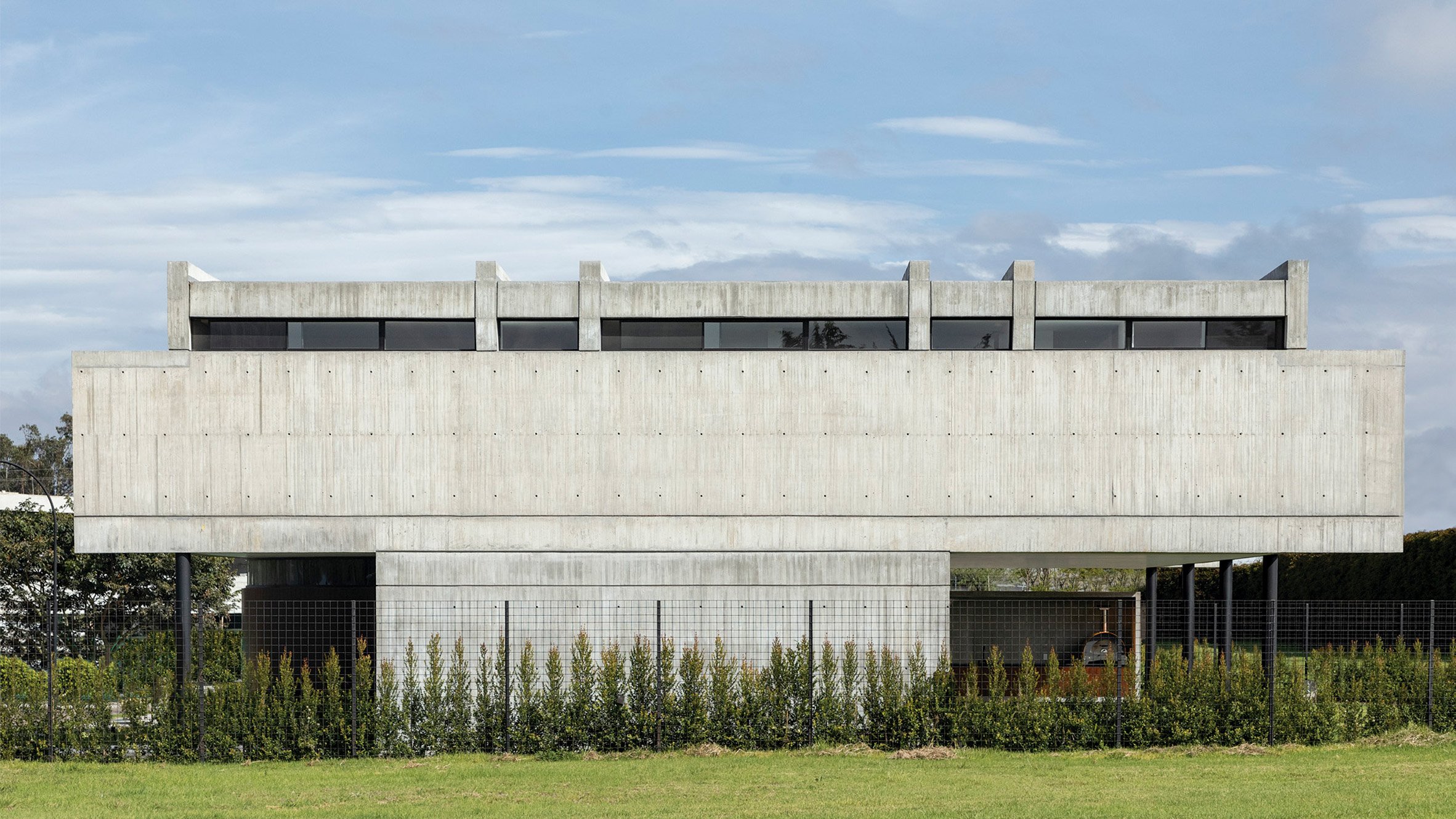 https://static.dezeen.com/uploads/2024/11/binocular-house-ecuador-gabriel-rivera-arquitectos_dezeen_2364_col_1.jpg