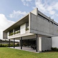 Gabriel Rivera Arquitectos creates adaptable concrete house in Ecuador