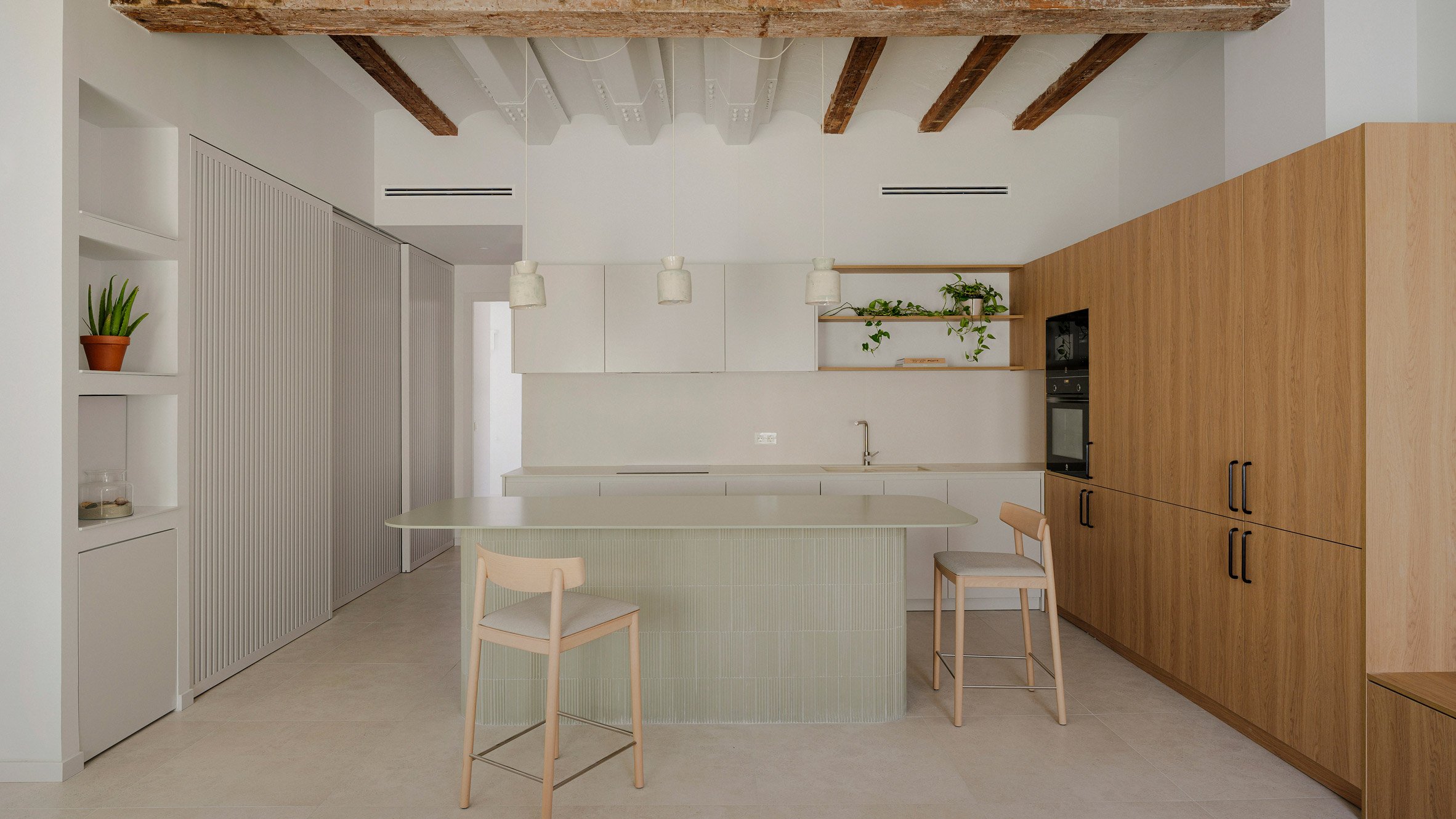 https://static.dezeen.com/uploads/2024/11/casa-ona-renovation-paloma-bau-hero_dezeen_2364_col_0.jpg