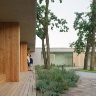 Čtyřstěn Architekti nestles Czech Republic's first children's hospice into park