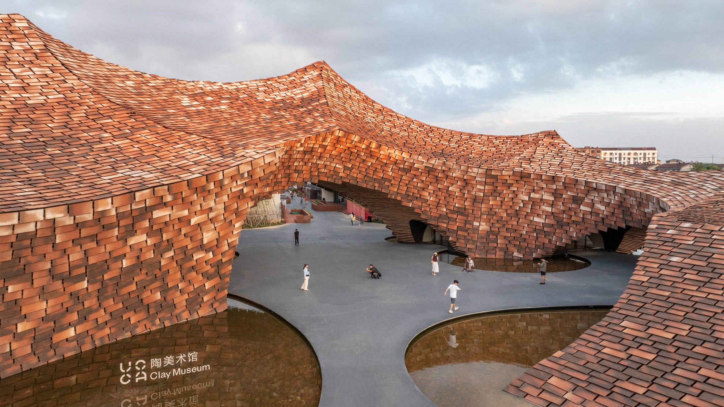 https://static.dezeen.com/uploads/2024/11/chinese-clay-museum-kengo-kuma-and-associates-fangfang-tian-hero_dezeen_2364_col_1.jpg