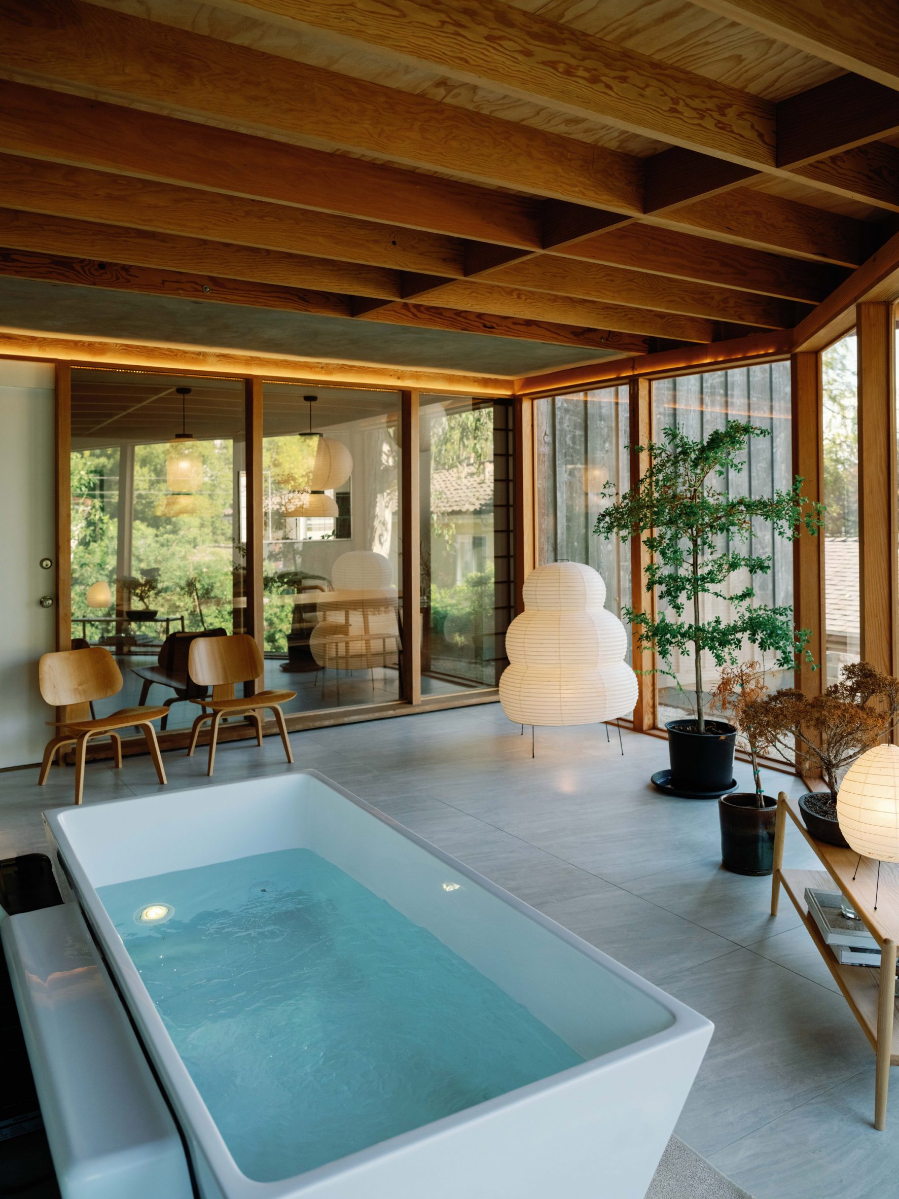 Wellness room with a cold plunge tub