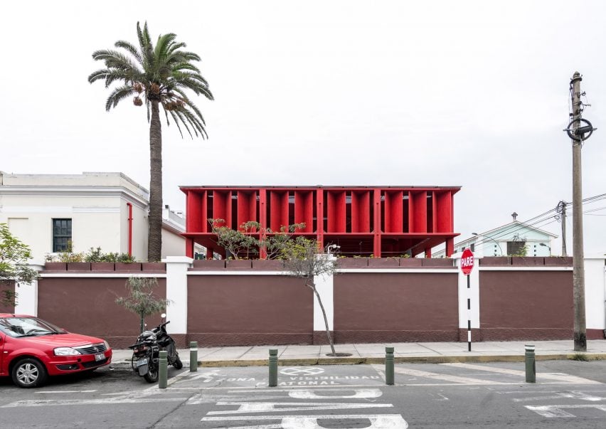 Espacio Libertad red pergola in Lima