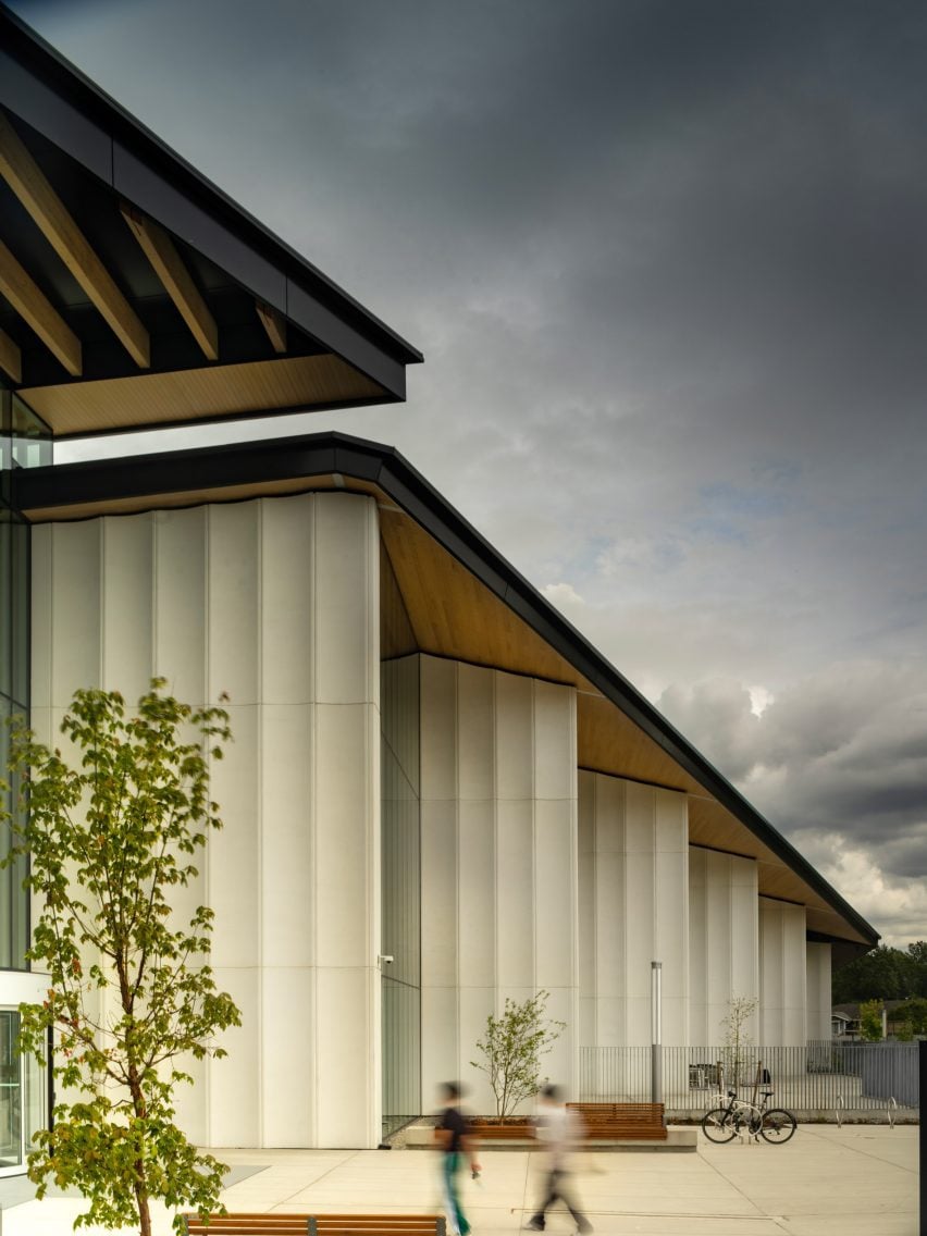 Roof of təməsew̓txʷ Aquatic and Community Centre by HCMA