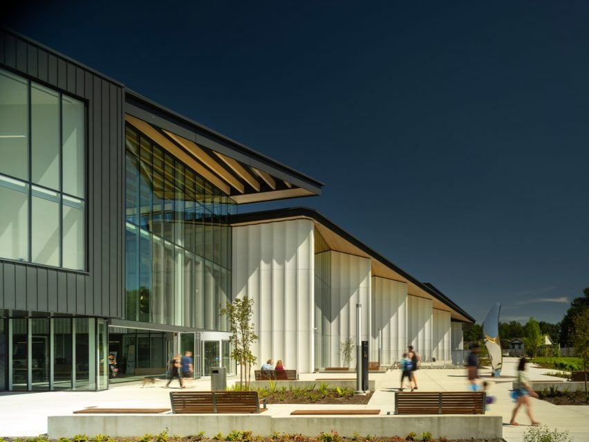 Exterior of təməsew̓txʷ Aquatic and Community Centre by HCMA