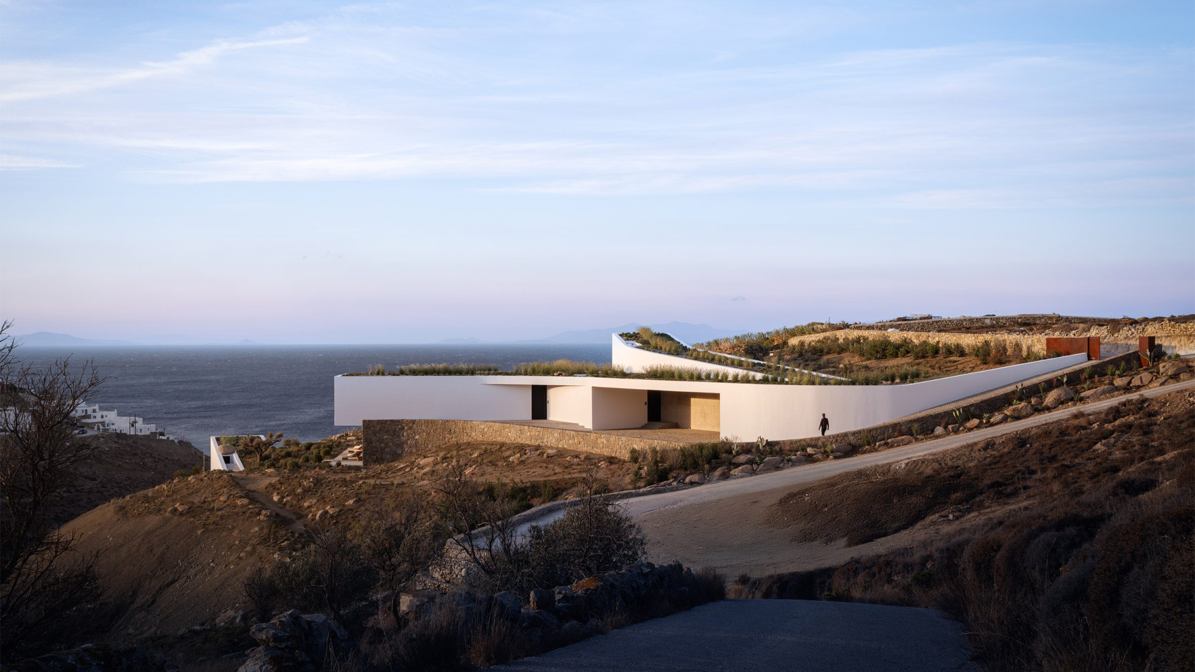 https://static.dezeen.com/uploads/2024/11/hero-aimasia-residence-tom-dixon-a31-architecture-mykonos_dezeen_2364_col_2.jpg