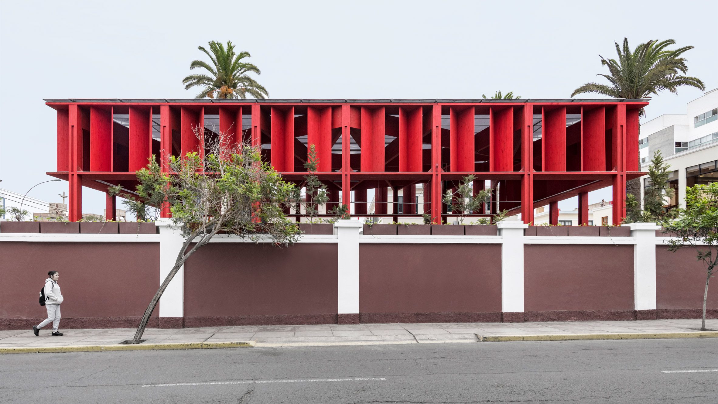 https://static.dezeen.com/uploads/2024/11/hero-espacio-libertad-km-arquitectura-y-urbanismo-red-pergola-lima-peru_dezeen_2364_col_0.jpg