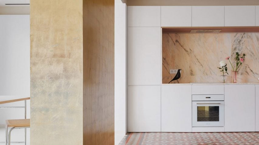 Kitchen with a golf leaf partition wall