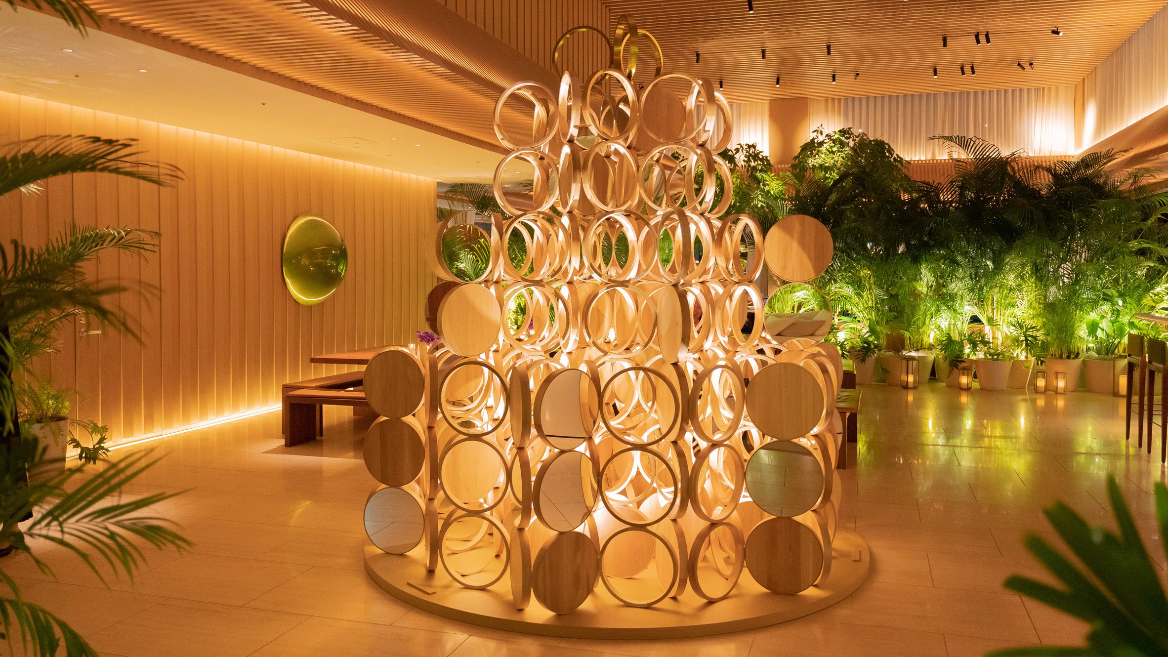 https://static.dezeen.com/uploads/2024/11/kengo-kuma-christmas-tree-tokyo-edition-hotel_dezeen_2364_hero_22.jpg