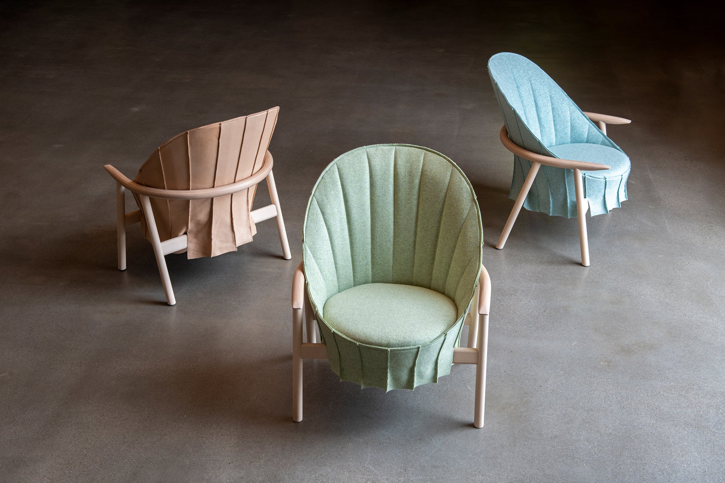 https://static.dezeen.com/uploads/2024/11/kengo-kuma-garsnas-hidahida-chair_dezeen_2364_col_0.jpg