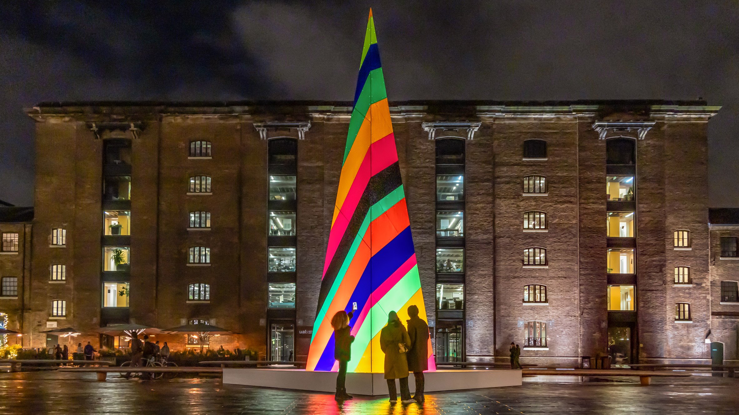 https://static.dezeen.com/uploads/2024/11/liz-west-fluorescence-kings-cross-installation-hero_dezeen_2364_col_1.jpg