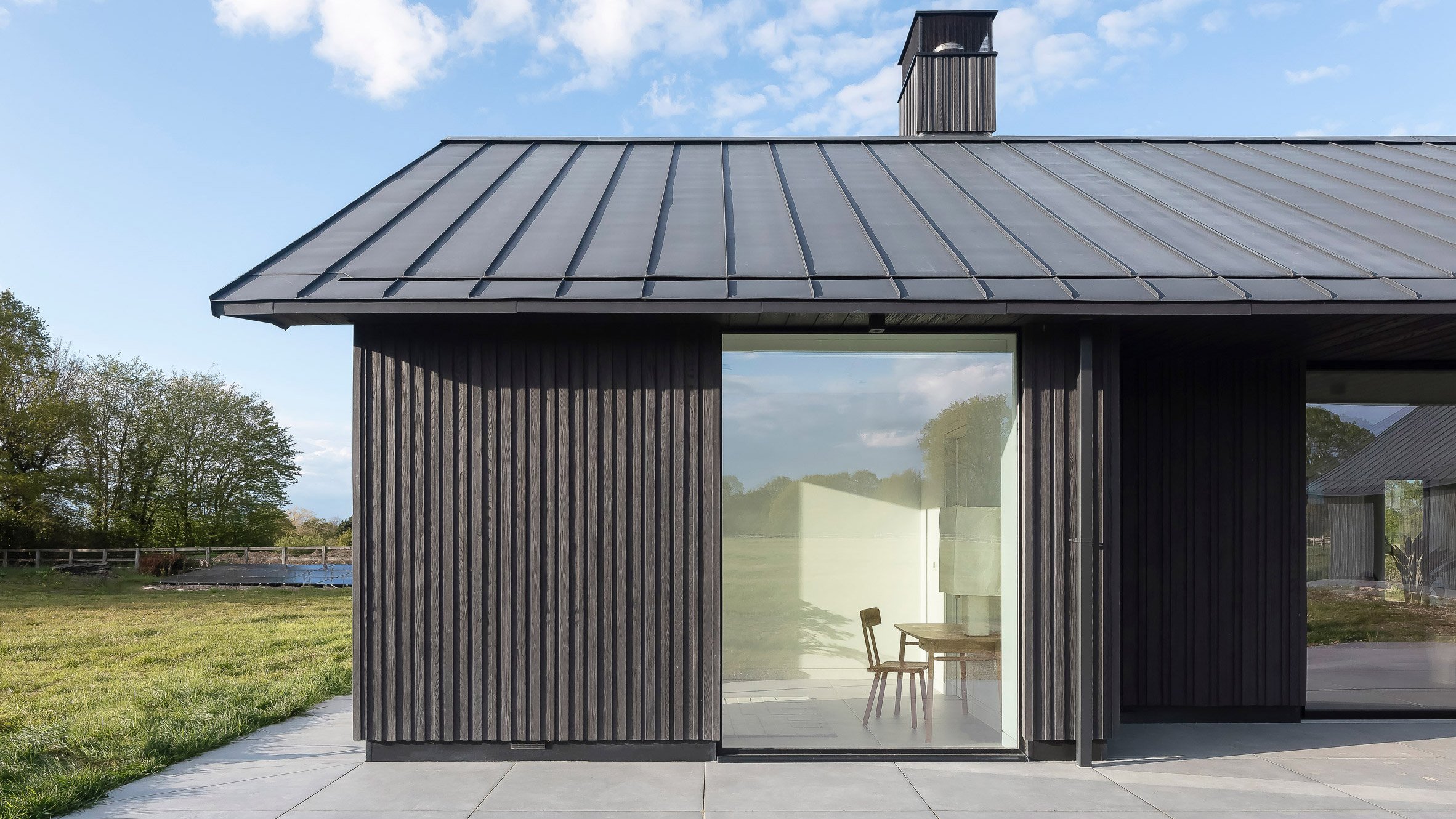 https://static.dezeen.com/uploads/2024/11/mailen-design-peter-bradford-architects-weald-house-hero_dezeen_2364_col_0.jpg