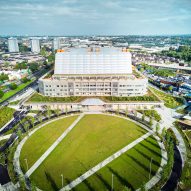 Midland Metropolitan University Hospital by HKS, Cagni Williams and Sonnemann Toon Architects.