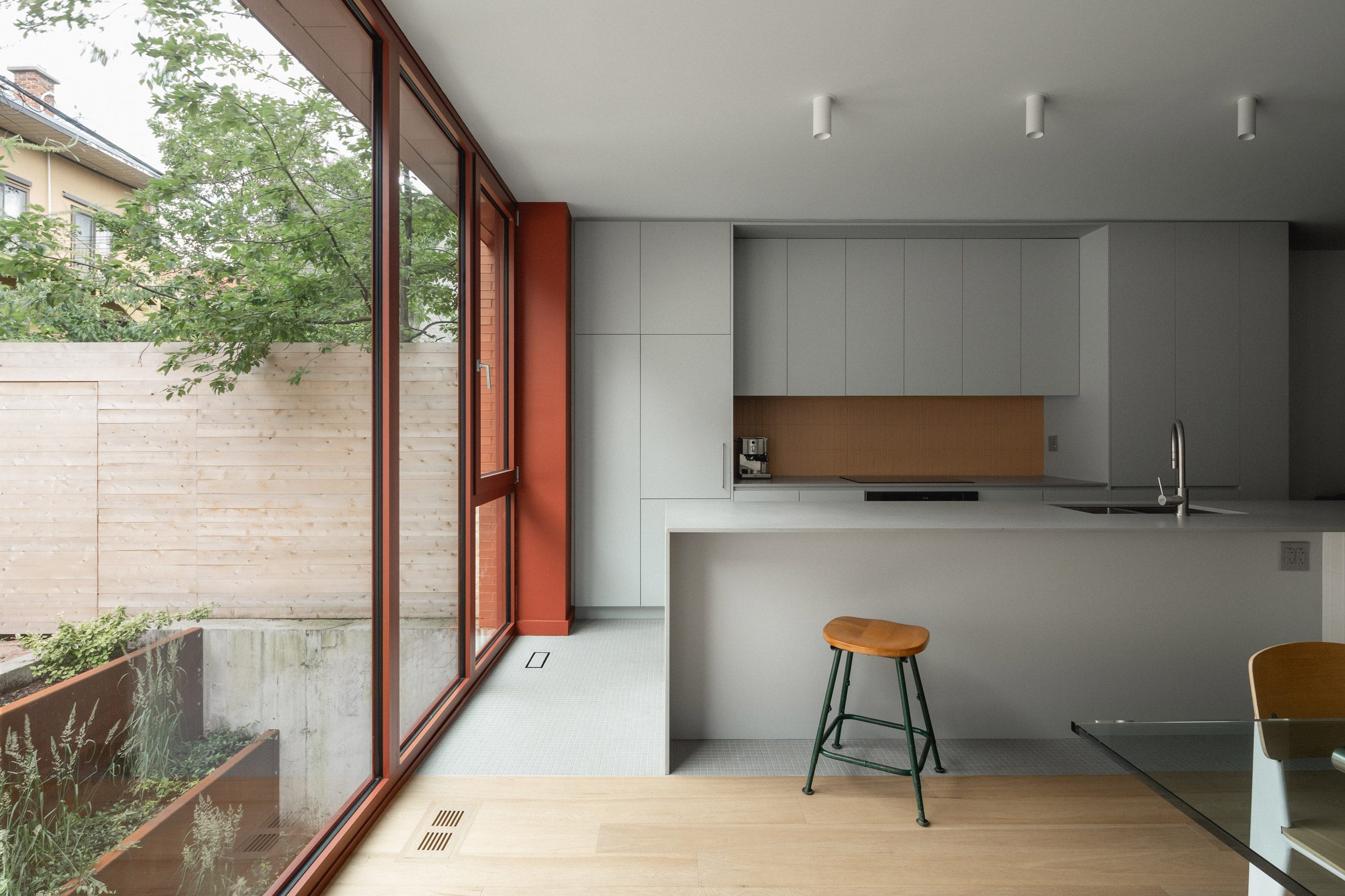 Kitchen interior within duplex by Naturehumaine