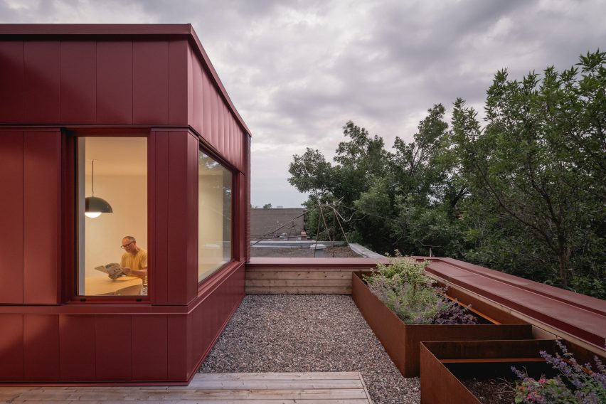 Rooftop garden at renovated duplex by Naturehumaine