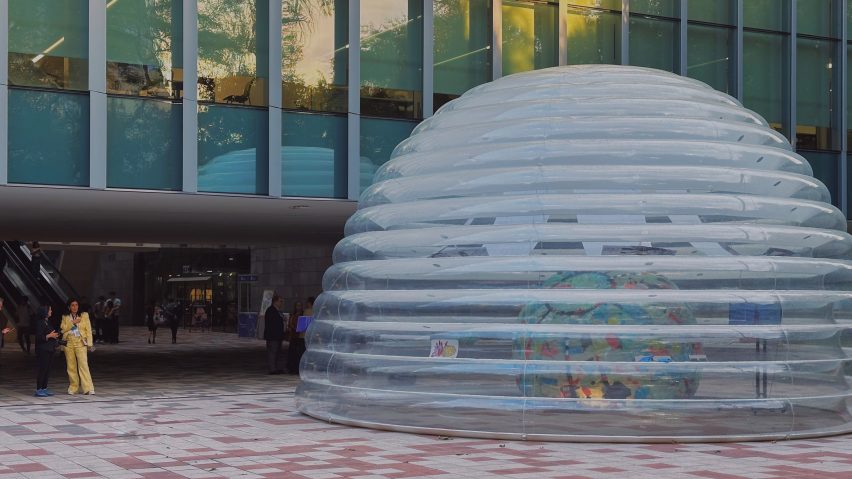 Norberto Miranda installs world's "thinnest shelf" in inflatable classroom