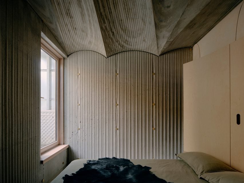 Concrete bedroom at Northcote House by LLDS Architects