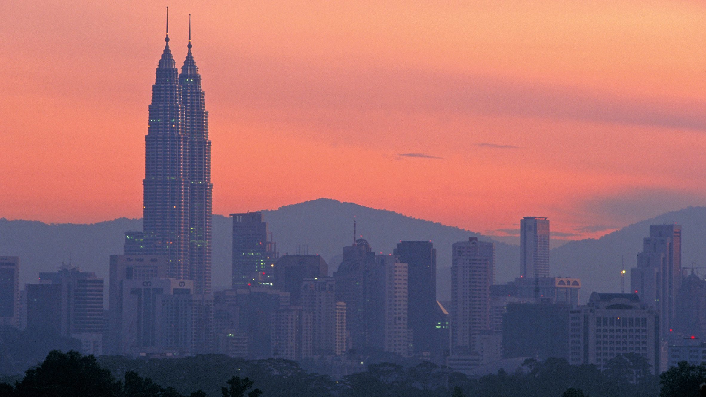 https://static.dezeen.com/uploads/2024/11/petronas-towers-pelli-clarke-ctbuh-award_dezeen_2364_hero.jpg