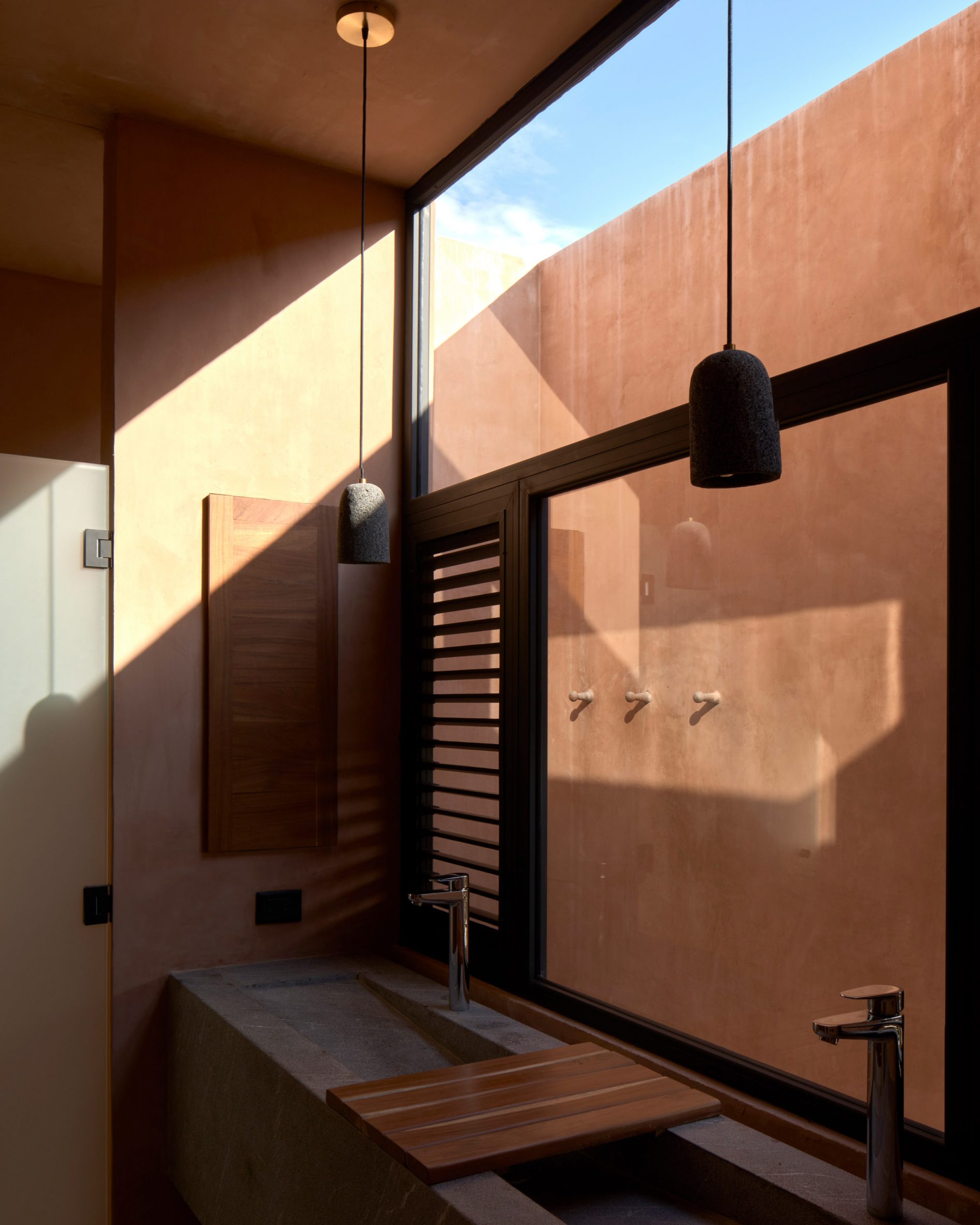 Kitchen with coloured stucco accents