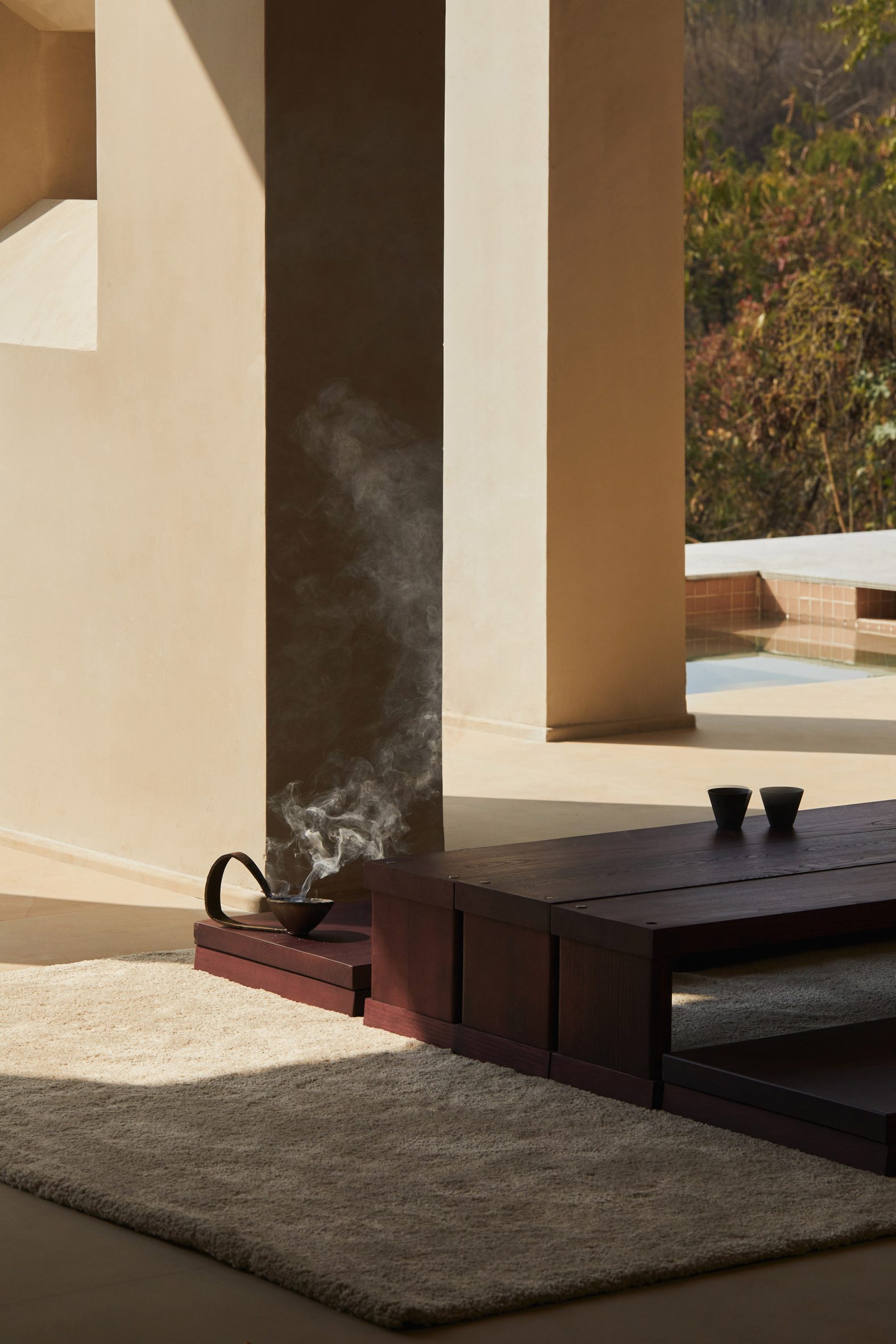 Table and pool in Sār Residence