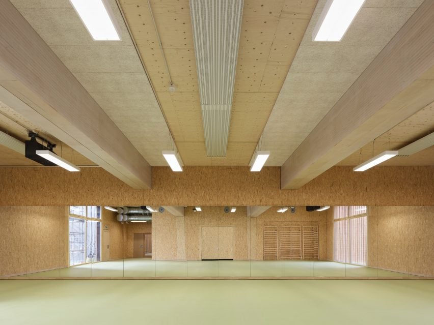 Interior of Sporthallenprovisorium Gloriarank by Itten+Brechbuhl