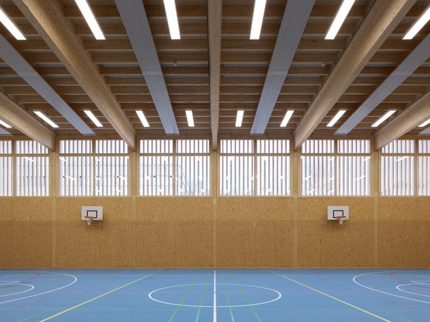 Interior of Sporthallenprovisorium Gloriarank by Itten+Brechbuhl