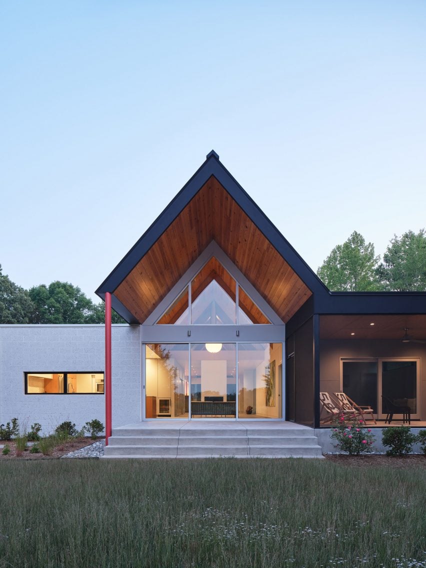 Cathedral ceiling of Dogtrot House by Studio Becker Xu