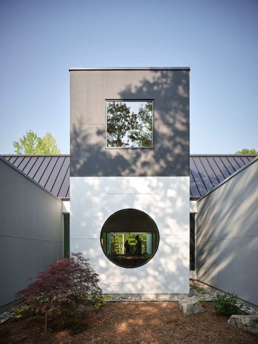 Dining room extension of Dogtrot House by Studio Becker Xu