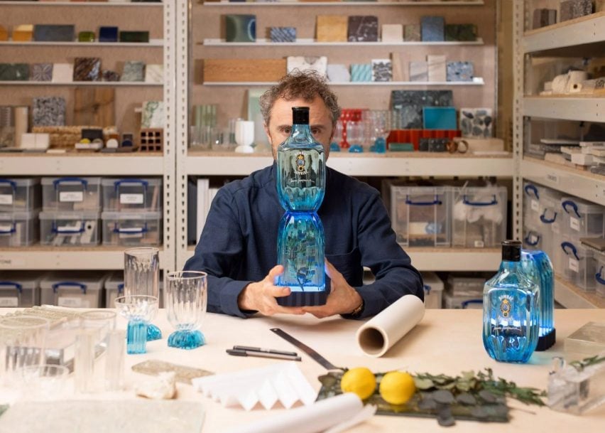 Thomas Heatherwick holding Bombay Sapphire bottle