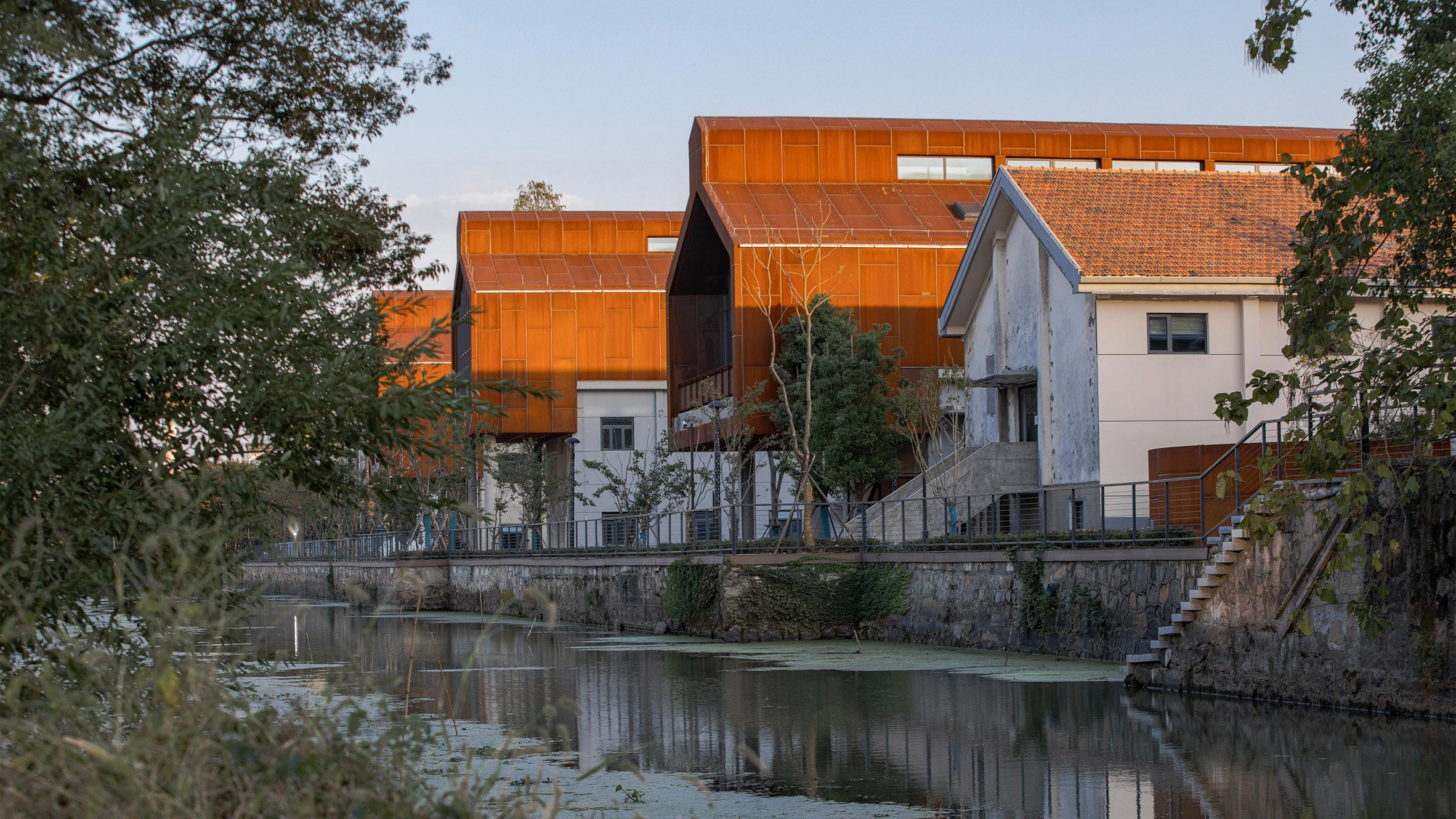 https://static.dezeen.com/uploads/2024/11/wuzhen-rural-brewery-renovation-lichao-architecture-design-studio-brewery_dezeen_2364_col_12.jpg