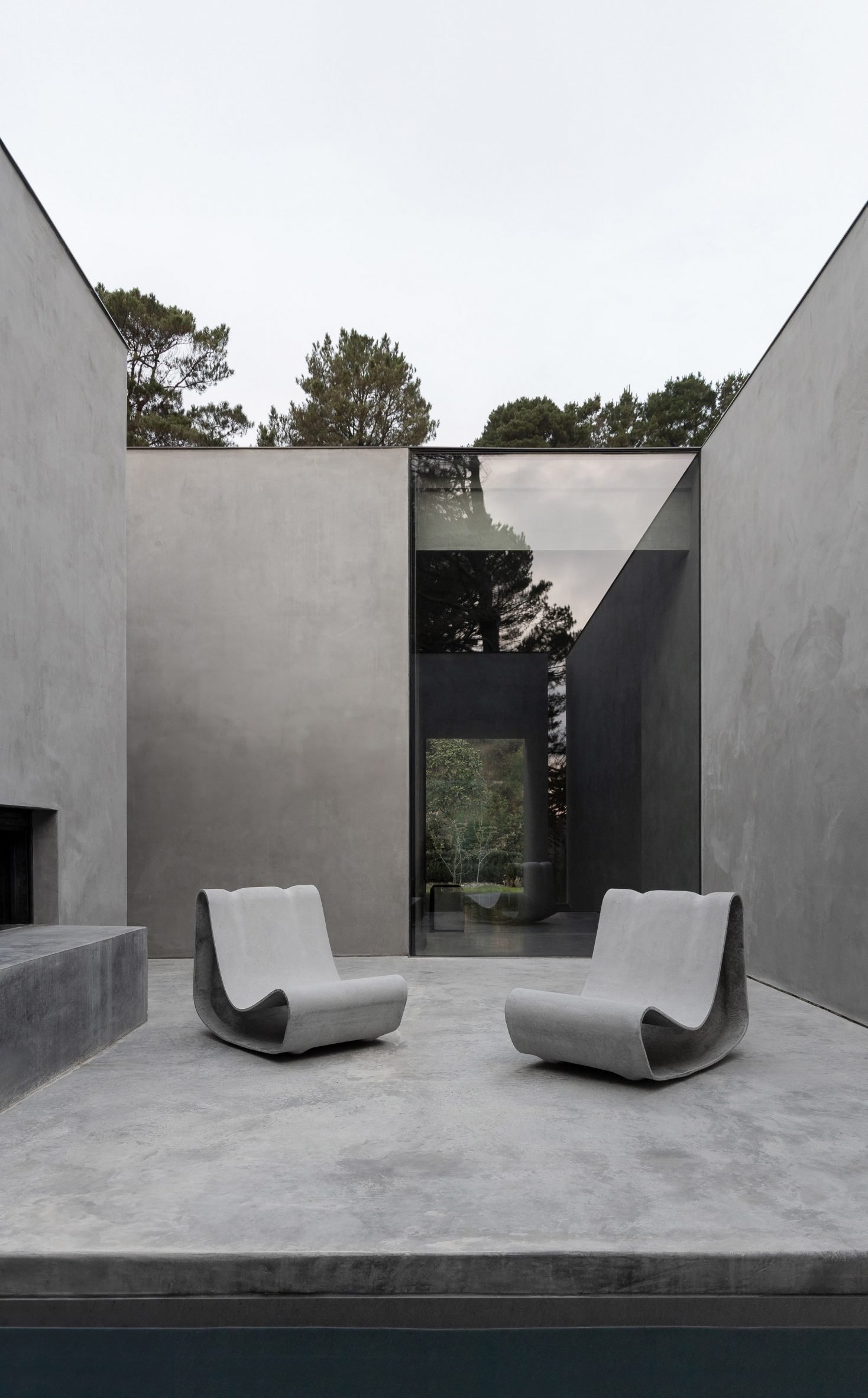 Courtyard area within holiday home by Adam Kane Architects