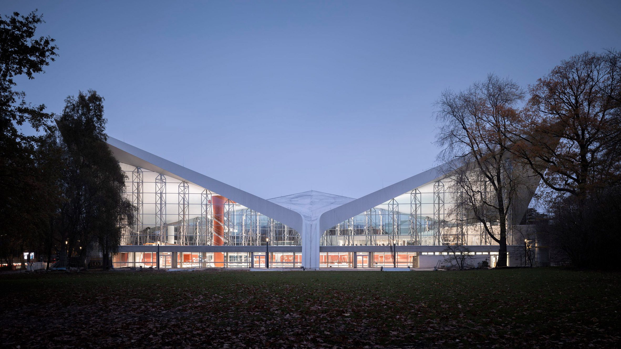 https://static.dezeen.com/uploads/2024/12/alsterschwimmhalle-renovation-gmp-architekten-public-leisure-architecture-hamburg-germany_dezeen_2364_hero2.jpg