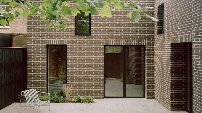 Tree Courtyard House by Ao-ft