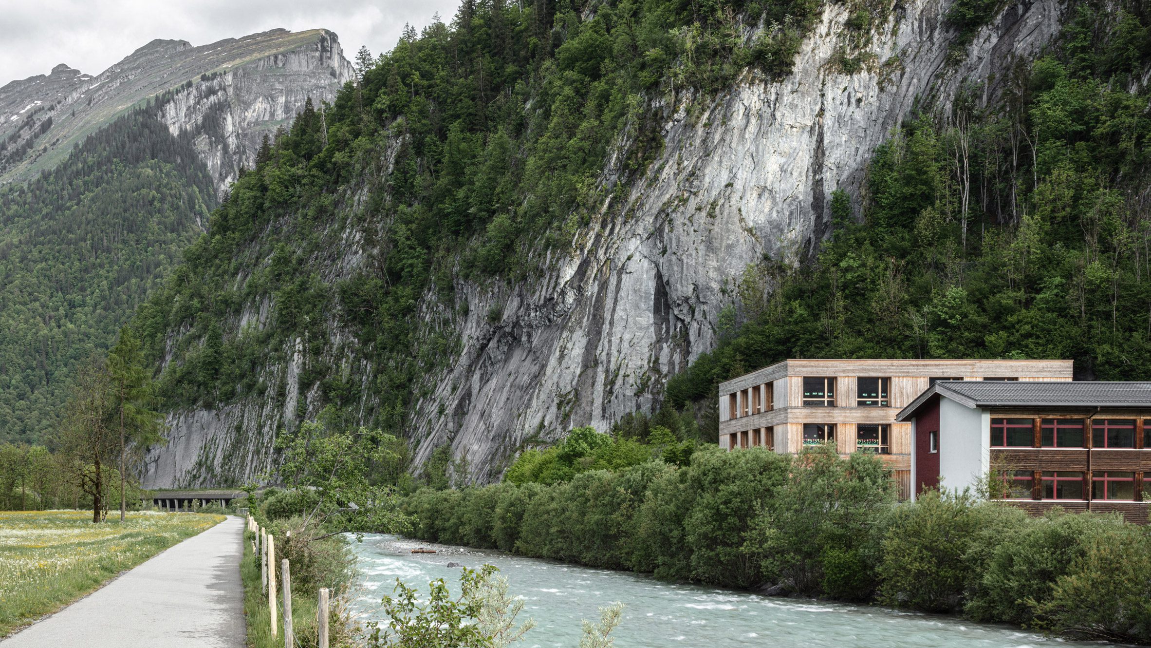 https://static.dezeen.com/uploads/2024/12/au-school-bernardo-bader-architects-architecture-education-austria_dezeen_2364_hero.jpg