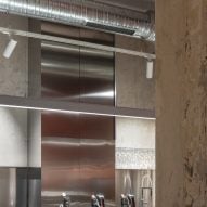 Stainless steel bar and concrete pillar