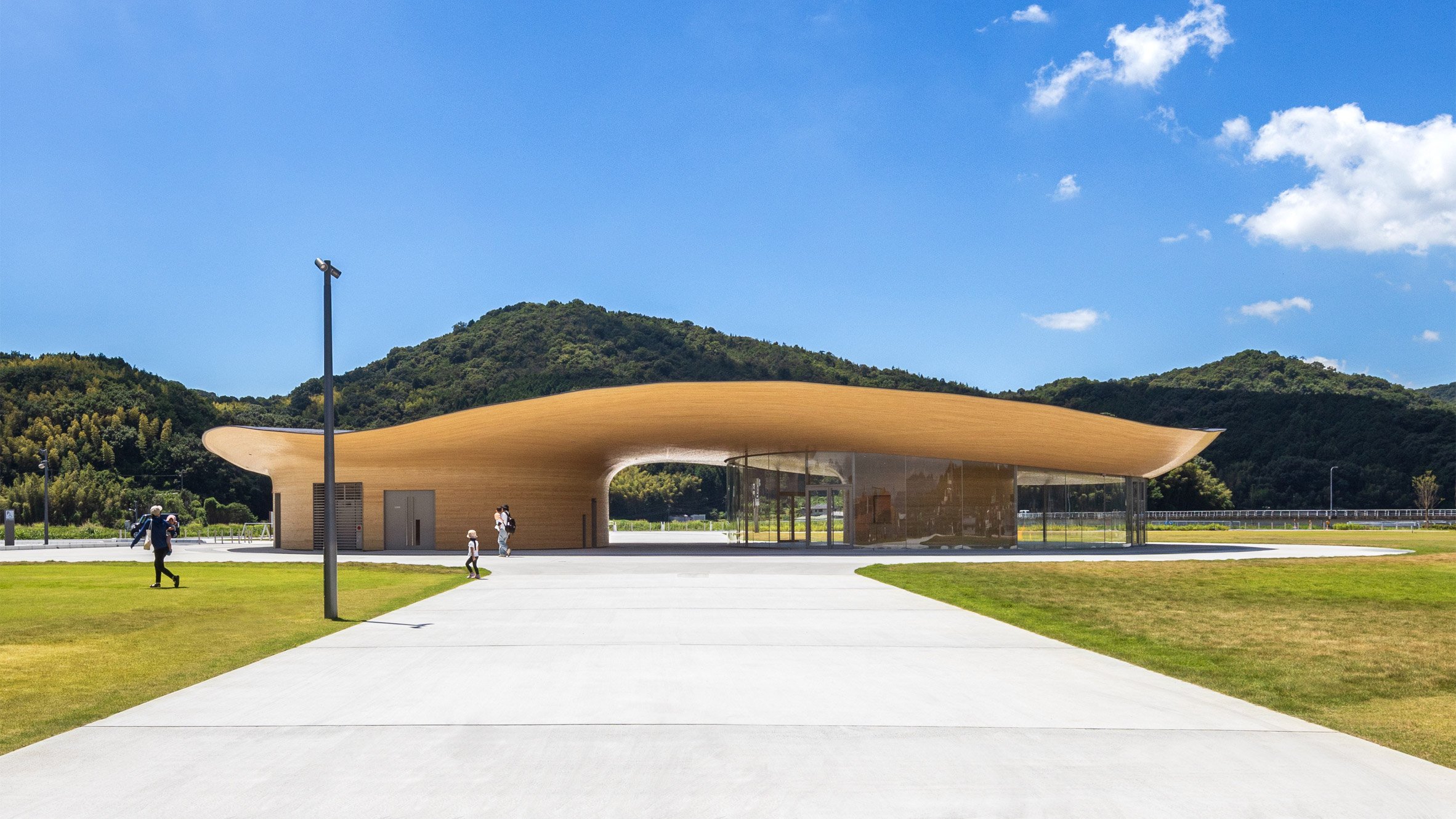 https://static.dezeen.com/uploads/2024/12/hero-bamboo-gate-kengo-kuma-community-facility-japan_dezeen_2364_col_0.jpg