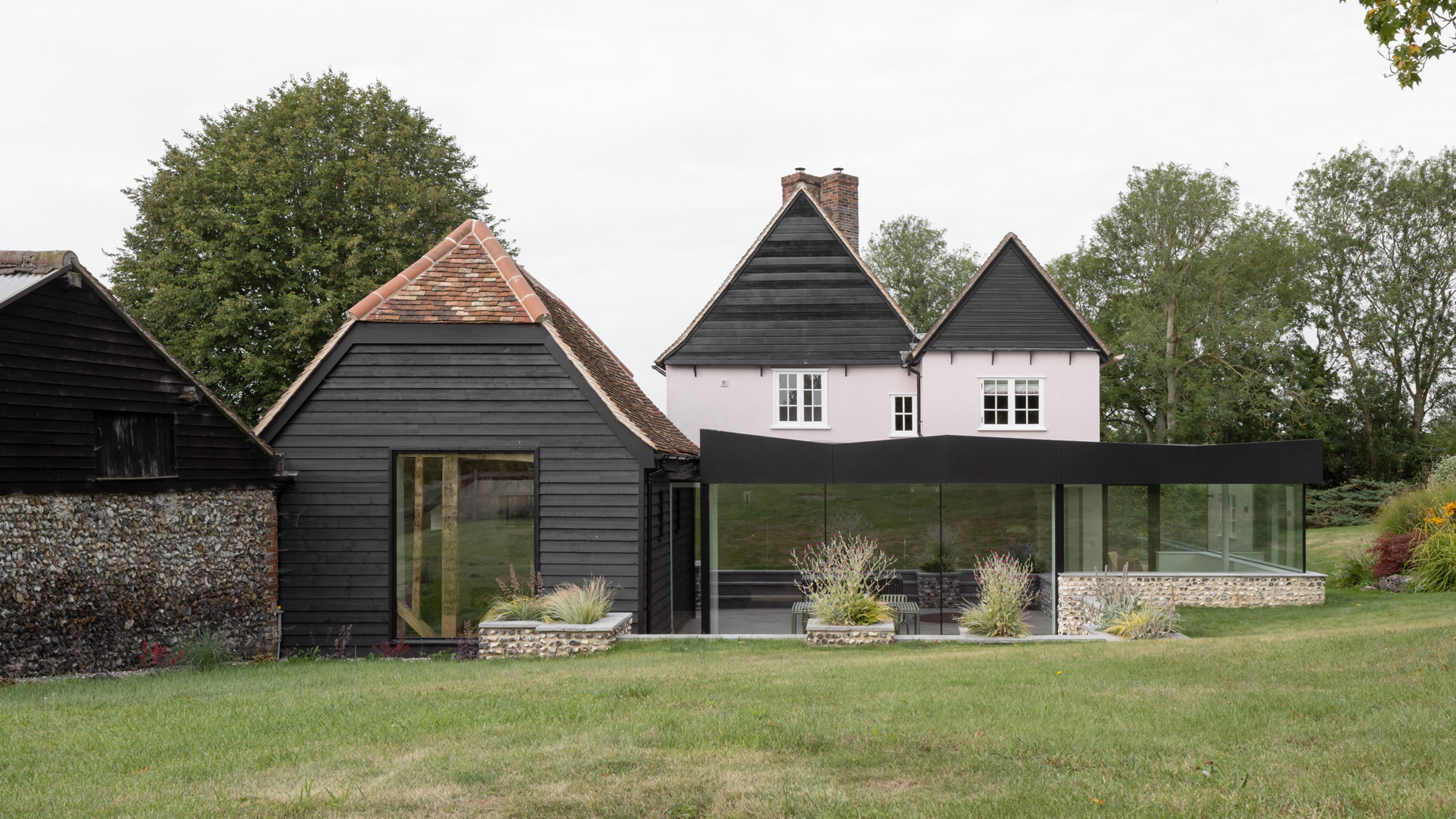 https://static.dezeen.com/uploads/2024/12/hero-flint-farm-will-gamble-architects-england-farmhouse-extension_dezeen_2364_col_1.jpg