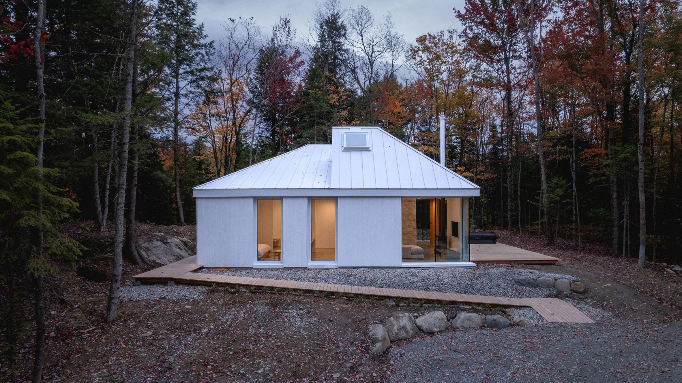 https://static.dezeen.com/uploads/2024/12/naturehumaine-selenite-retreat-quebec-hero_dezeen_2364_col_1.jpg