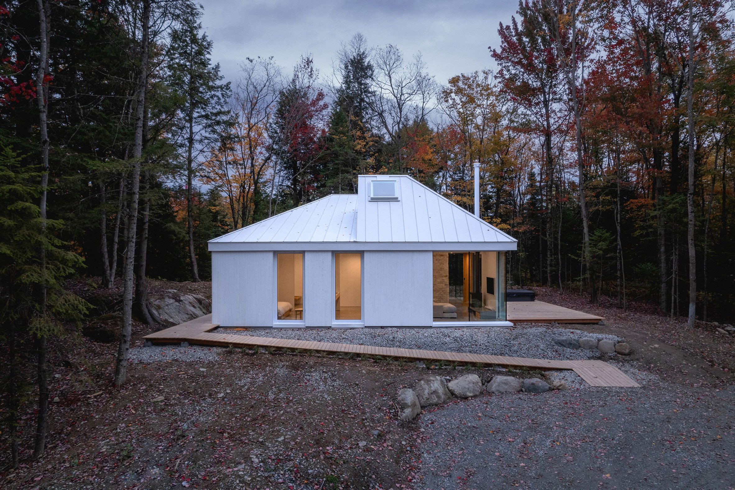 Exterior view of Selenite retreat in Québec