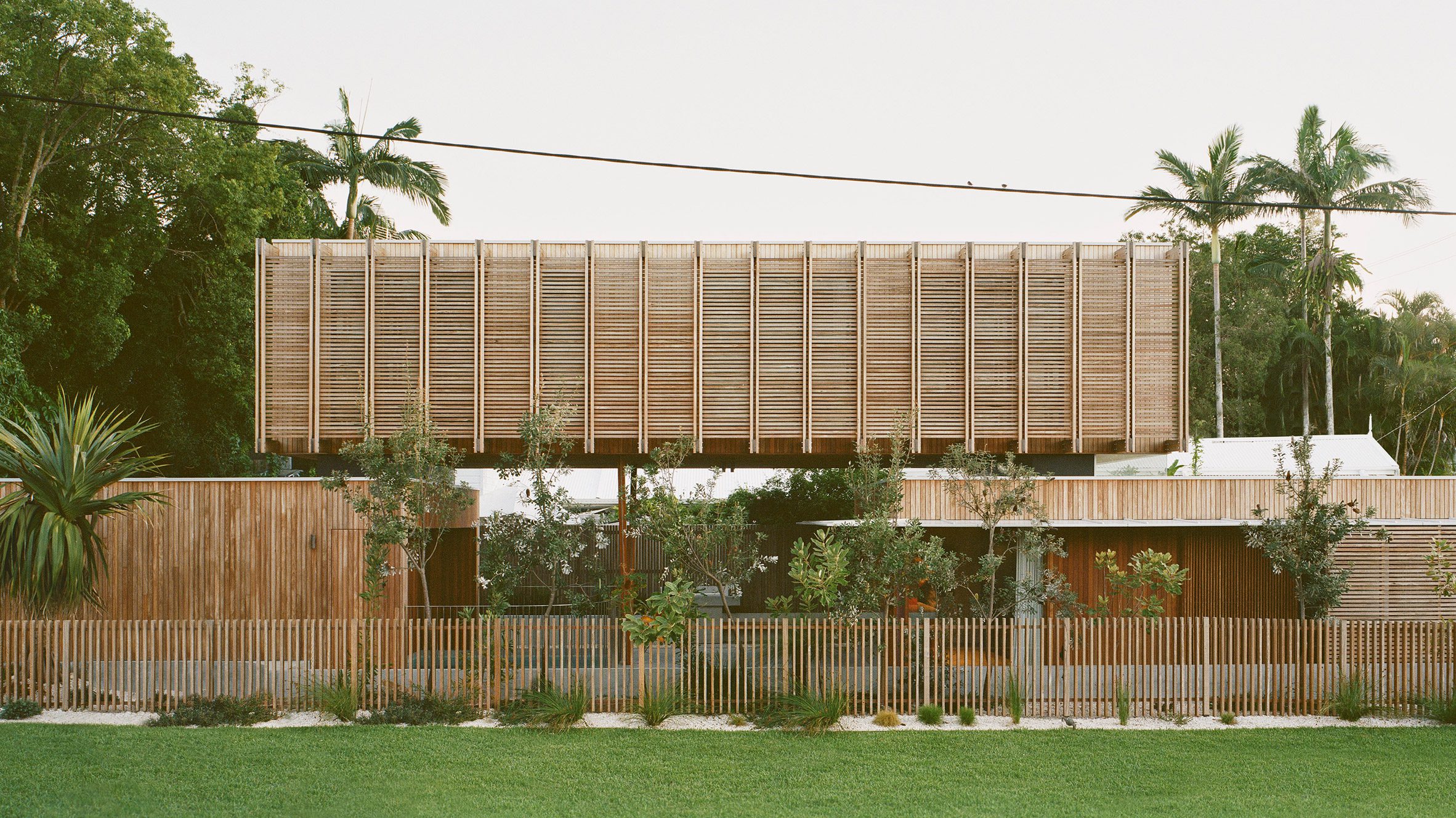 https://static.dezeen.com/uploads/2024/12/son-studio-bangalow-road-house-byron-bay-hero_dezeen_2364_col_0.jpg