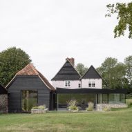 Will Gamble Architects adds "unashamedly contemporary" extension to English farmhouse