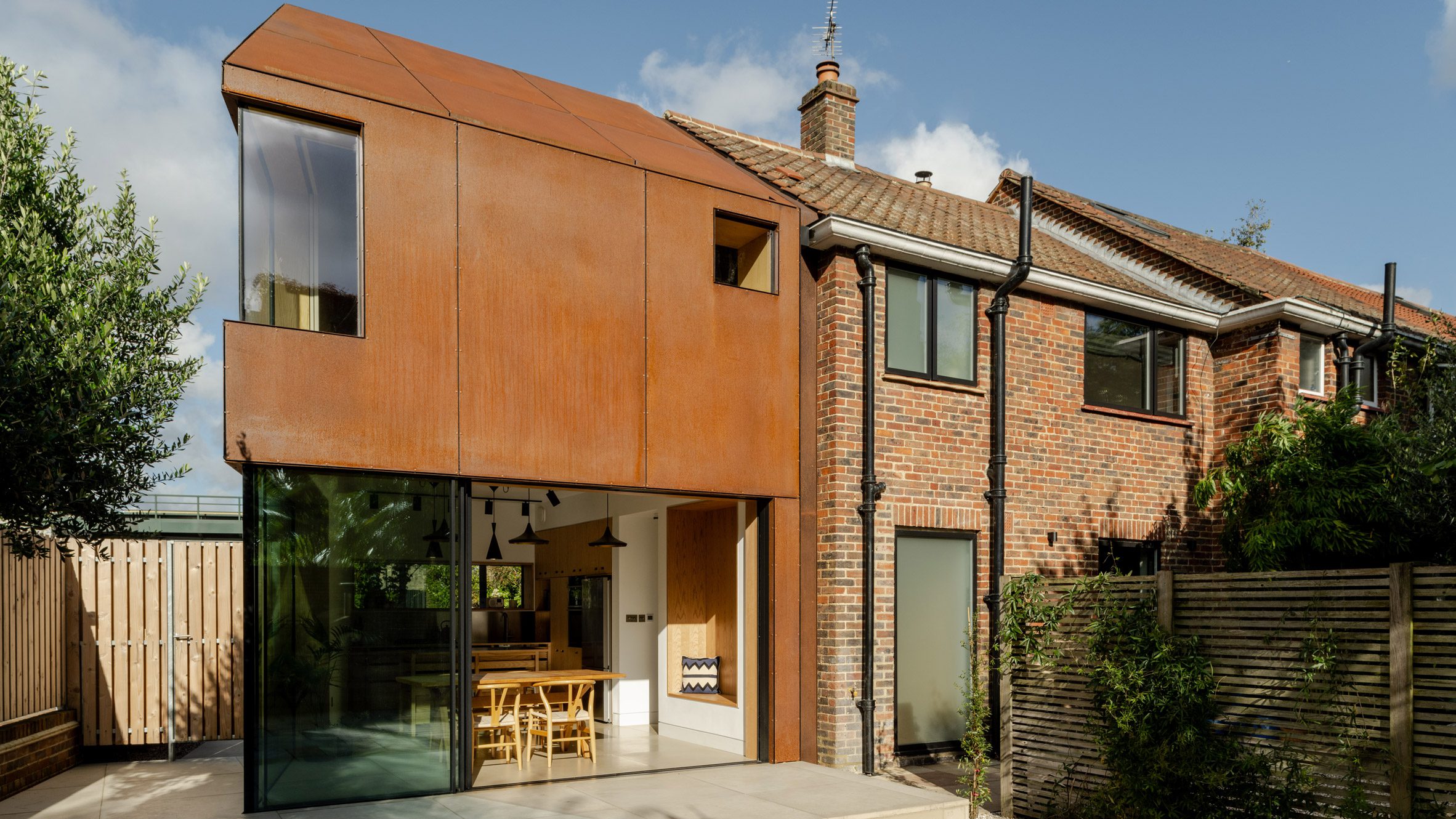 https://static.dezeen.com/uploads/2024/12/studio-on-the-rye-rusty-house-hero_dezeen_2364_col_0.jpg