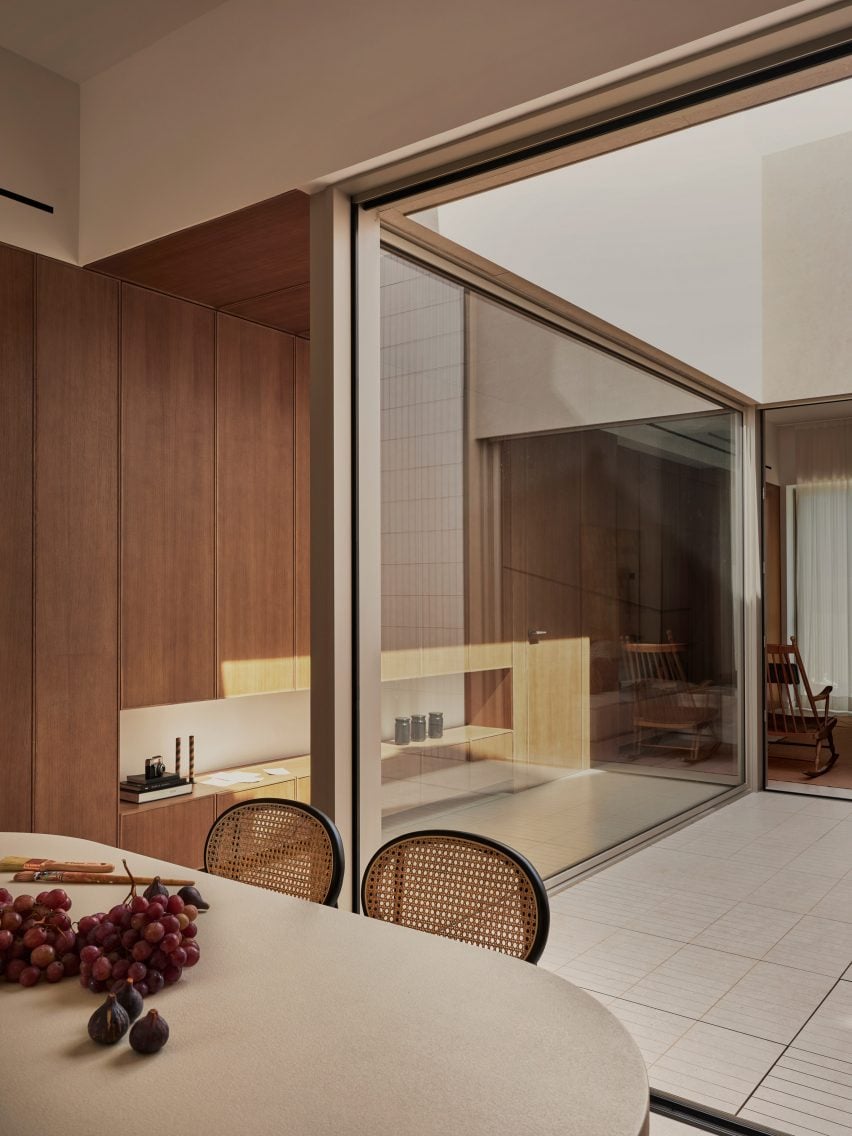 Dining area and storage wall in Casa Gesso 