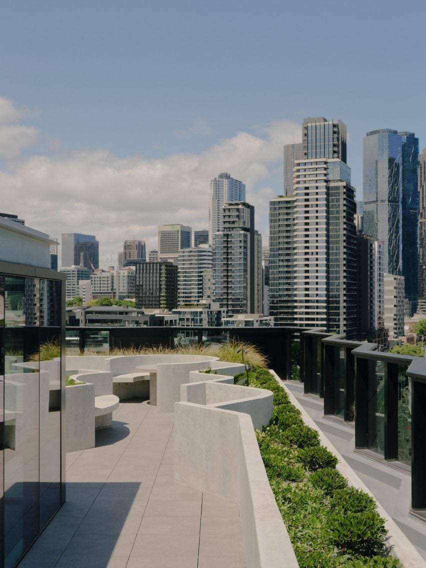 Taman atap di gedung perkantoran di Melbourne oleh Kennon