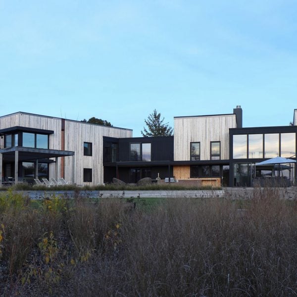 BarlisWedlick opens renovated Hamptons house to the shoreline post image