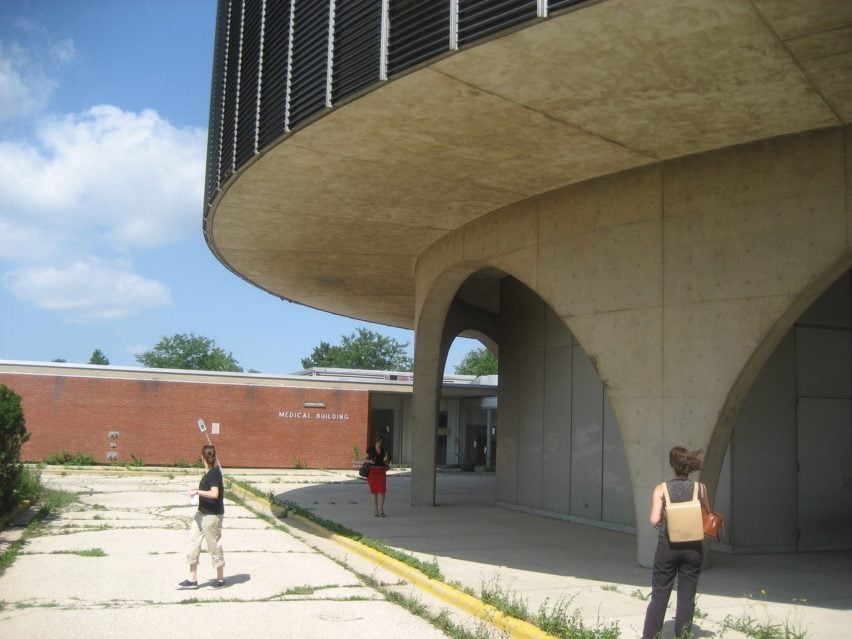 Cylindrical Bertrand Goldberg building at risk of demolition in Illinois