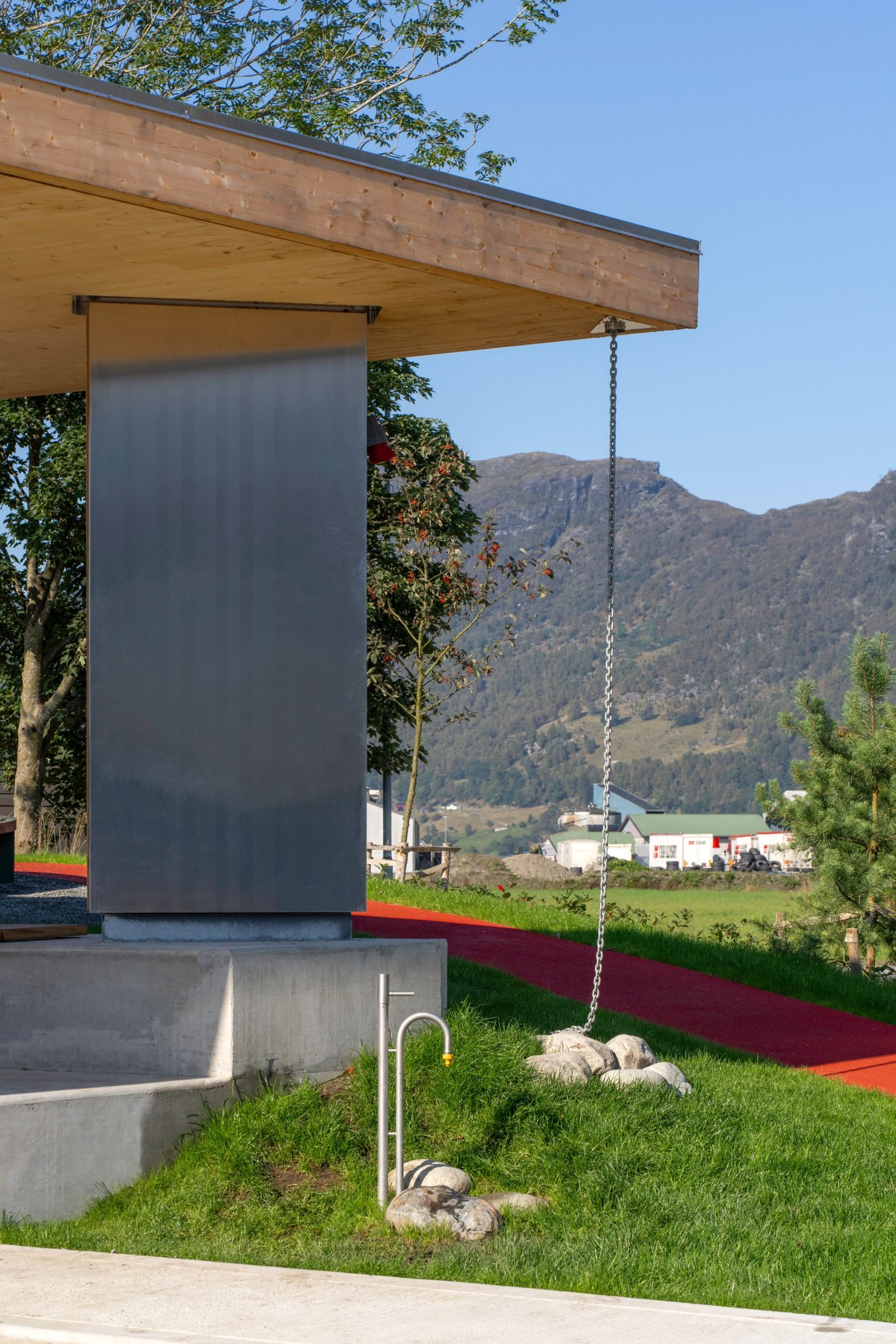 Aluminium-clad pavilion with rain-chains