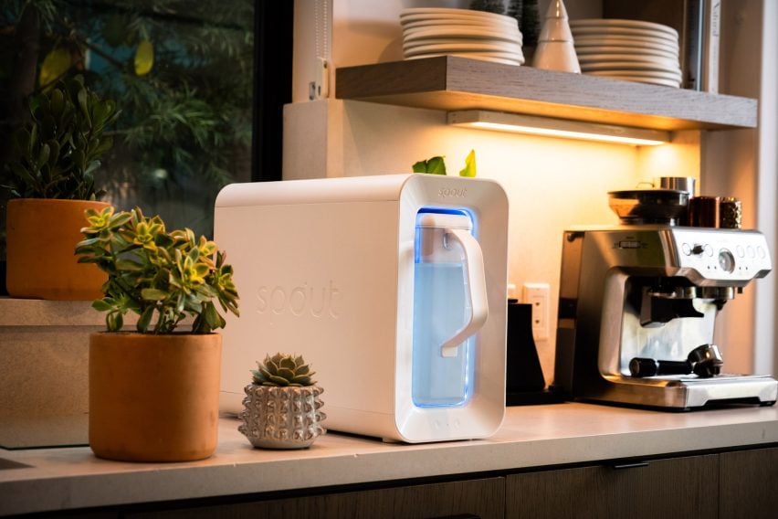 Device that creates drinking water from air